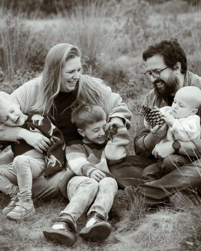 Gezinsfoto in de natuur, in het zachte licht